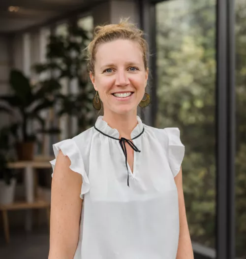 Femme souriante dans un bureau moderne (1).png